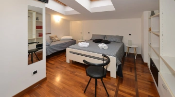 Camera con tre letti e parquet