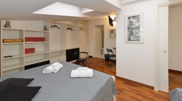 Camera con finestra sul soffitto