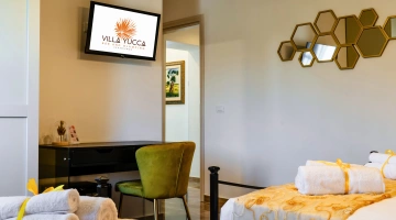 Camera con smart TV e scrivania