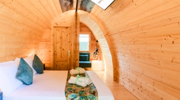 Letto matrimoniale in camera glamping