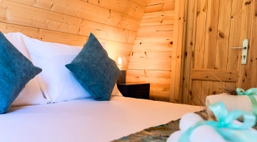 Dettaglio letto matrimoniale in camera glamping