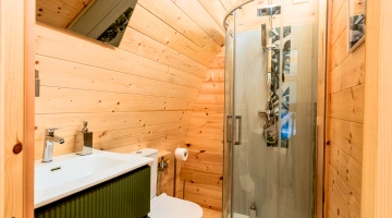 Bagno con box doccia in camera glamping
