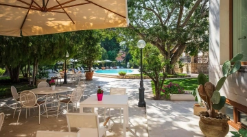 Giardino arredato