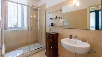 Bagno con doccia e phon