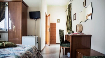 Zimmer mit TV und Minibar