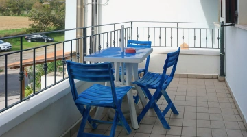 Möblierter Balkon in einer Wohnung