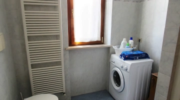Badezimmer mit Waschmaschine in der Wohnung