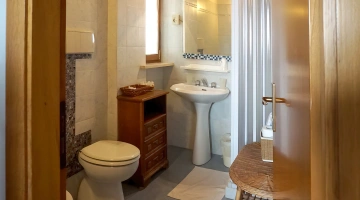Badezimmer mit Duschkabine