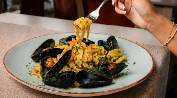 Piatti di pesce al ristorante in spiaggia
