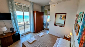 Camera con balcone fronte mare
