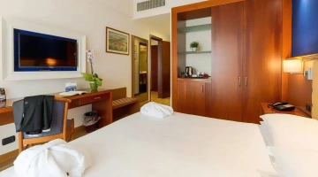 Double room with TV and desk