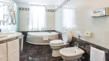 Suite with whirlpool bathtub