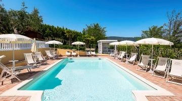 Schwimmbad mit Solarium