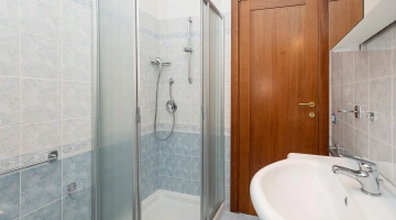 Badezimmer mit Duschkabine