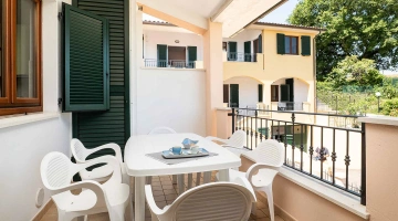 Balkon mit Tisch und Stühlen ausgestattet