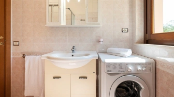 Badezimmer mit Waschmaschine