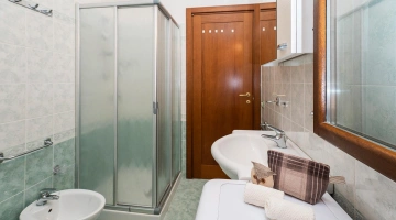 Privates Badezimmer mit Duschkabine