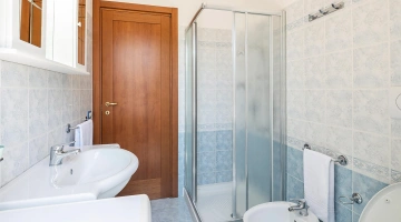 Privates Badezimmer mit Dusche