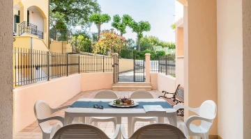 Terrasse mit Tisch und Stühlen ausgestattet