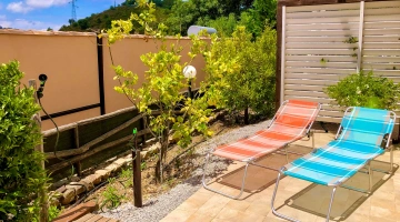 Chaises longues dans le jardin