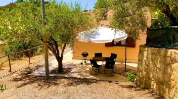 Jardin aménagé avec table et chaises
