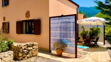 Jardin privé avec table et chaises longues