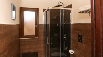 Salle de bain avec cabine de douche
