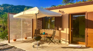 Jardin privé avec parasol, table et chaises