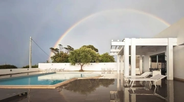 Piscina con zona solarium