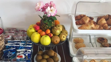 Opzioni dolci e frutta fresca a colazione