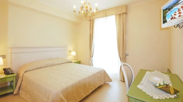 Doppelzimmer mit Balkon und Fernseher
