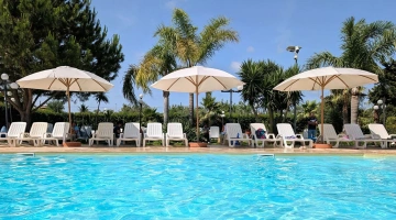 Piscina con solarium