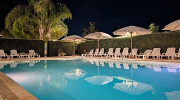 Area piscina in notturna