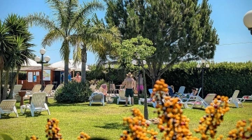 Giardino con sdraio a disposizione
