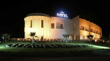 Vista notturna dell'hotel
