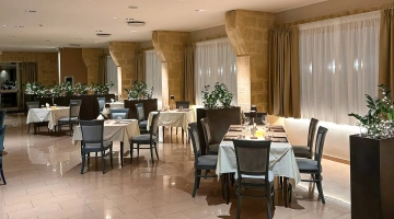 Tavoli apparecchiati in sala ristorante
