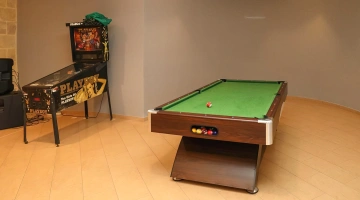 Sala con biliardo