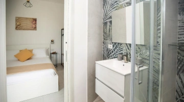 Camera e bagno con box doccia