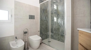Bagno con box doccia in un appartamento