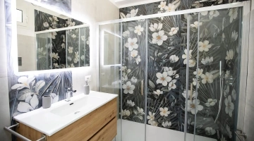 Bagno di un appartamento con ampio box doccia