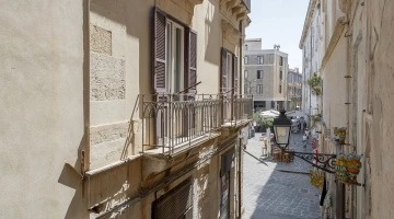 Appartamento con balconi vista città