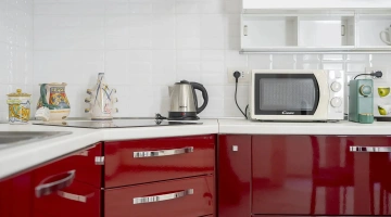 Cucina con bollitore, microonde e macchinetta del caffè