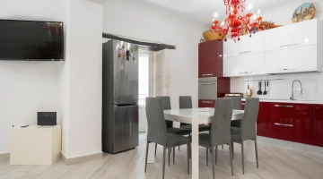 Cucina con frigo e tavolo