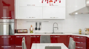 Cucina con forno e piano cottura