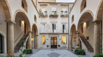 Corte interna del palazzo storico in cui è ospitato l'appartamento