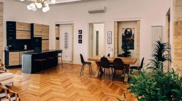 Salone con cucina attrezzata