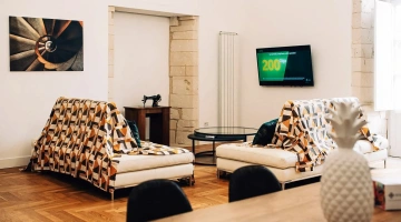 Divanetti e TV in salotto