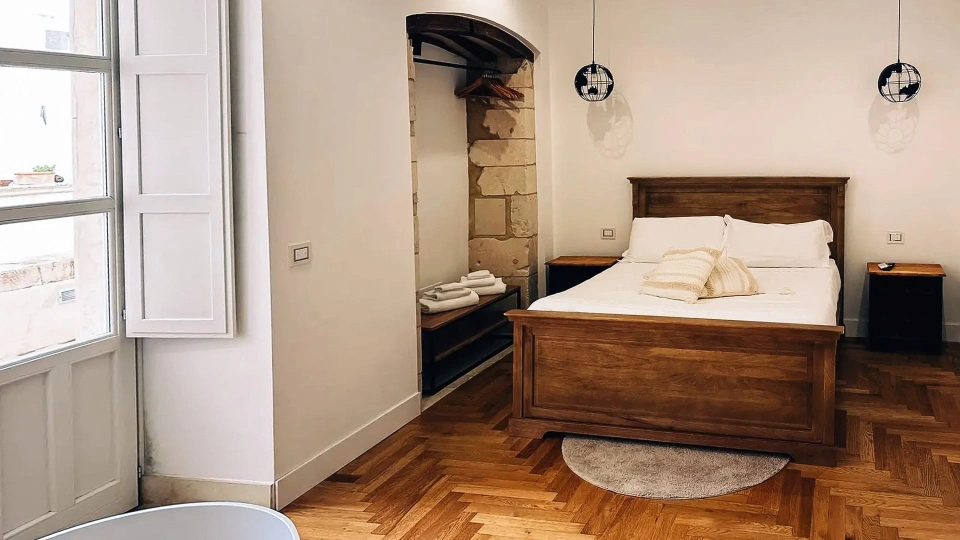 Matrimoniale con parquet e balcone