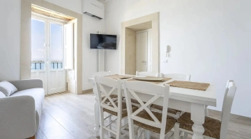 Soggiorno con TV e tavolo