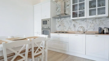 Cucina attrezzata con tavolo da pranzo